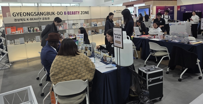 ▲ 경주엑스포대공원 경제전시장에 마련된 ‘K-뷰티공동관’에 APEC 참가국 관계자들이 퍼스널컬러 진단 등 체험형 콘텐츠를 경험하고 있다. 경북도 제공.