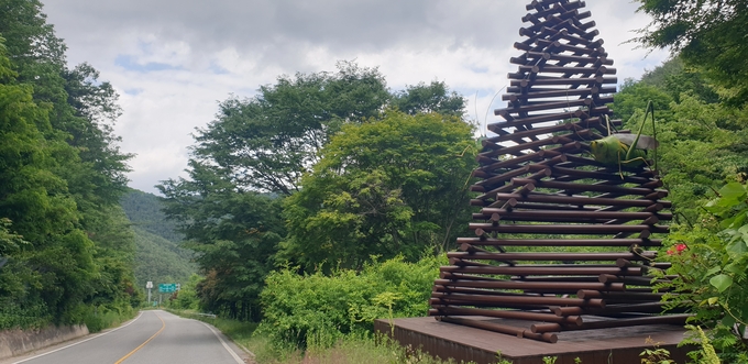 ▲ 삼자현 고개 정상으로 올라가는 도중 만나게 되는 통나무 여치집. 고갯길을 지나는 여행객들의 필수 인증샷 스폿이기도 하다.