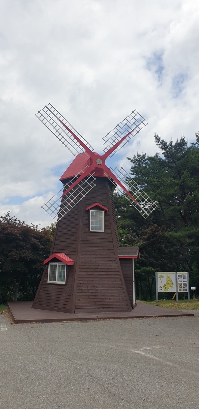 ▲ 삼자현 정상에 마련된 풍차 조형물