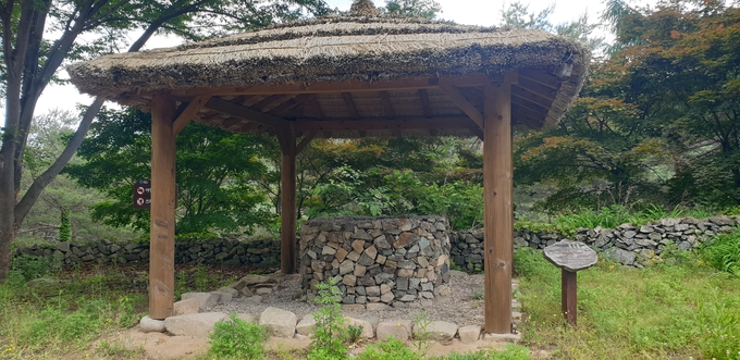 ▲ 삼자현 고갯길에 설치된 돌우물 모형. 돌우물은 청송지역 곳곳에서 마을의 식수를 공급하던 곳으로 동네 소식을 전하던 정보나눔 공간이기도 했다.