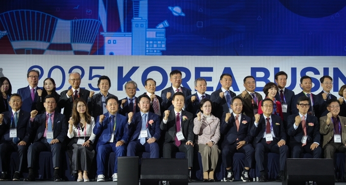▲ 지난 27일 인천 송도컨벤시아에서 열리는 ‘제29차 세계한인경제인대회&2025 KOREA BUSINESS EXPO INCHEON’에 참석해 인사말을 하고 있는 이강덕 포항시장.