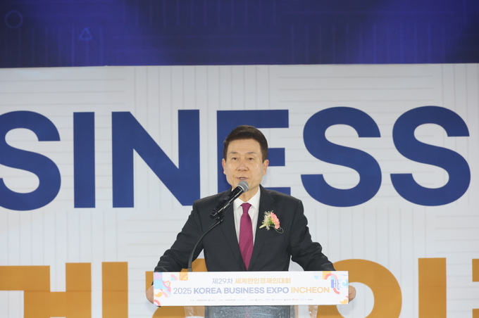 ▲ 지난 27일 인천 송도컨벤시아에서 열리는 ‘제29차 세계한인경제인대회&2025 KOREA BUSINESS EXPO INCHEON’에 참석해 인사말을 하고 있는 이강덕 포항시장.