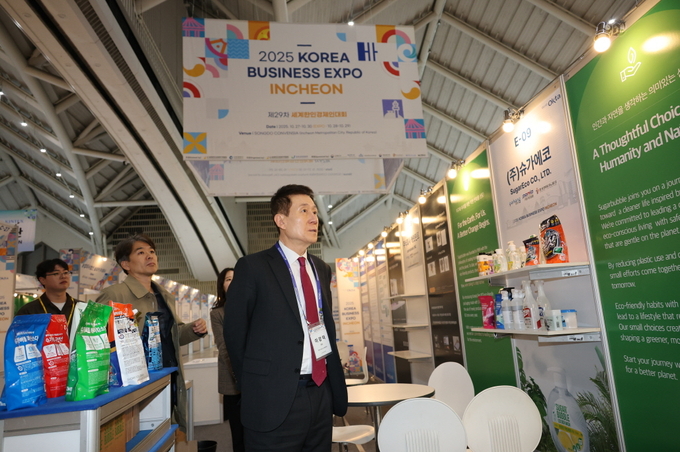 ▲ 지난 27일 인천 송도컨벤시아에서 열리는 ‘제29차 세계한인경제인대회&2025 KOREA BUSINESS EXPO INCHEON’에 참석해  이강덕 포항시장이 전시장을 둘러보고 있다
