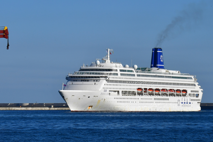 ▲ 경북 경주에서 열리는 아시아태평양경제협력체(APEC) 정상회의에 참석하는 경제인들의 ‘바다 위 숙소’인 피아노랜드호 크루즈가 28일 포항 영일만항에 들어오고 있다. 연합