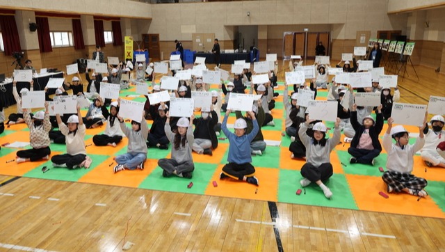 ▲ 2025 지진위기대응 아카데미가 28일 오후 포항 흥해초등학교 강당에서 열린 가운데 참가 학생들이 지진골든벨 문제에 대한 답을 적어 들어 보이고 있다. 김영환 기자 yhk@kyongbuk.com