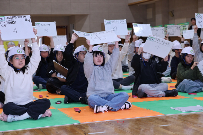 ▲2025 지진위기대응 아카데미가 28일 오후 포항 흥해초등학교 강당에서 열린 가운데 참가 학생들이 지진골든벨 문제에 대한 답을 적어 들어 보이고 있다. 김영환 기자 yhk@kyongbuk.com