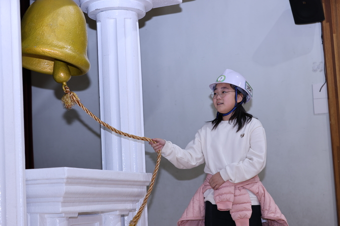 ▲ 2025 지진위기대응 아카데미가 28일 오후 포항 흥해초등학교 강당에서 열린 가운데 한 학생이 골든벨을 울리고 있다. 김영환 기자 yhk@kyongbuk.com