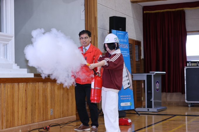 ▲ 2025 지진위기대응 아카데미가 28일 오후 포항 흥해초등학교 강당에서 열린 가운데 한 학생이 소화기 분사 체험을 하고 있다. 김영환 기자 yhk@kyongbuk.com