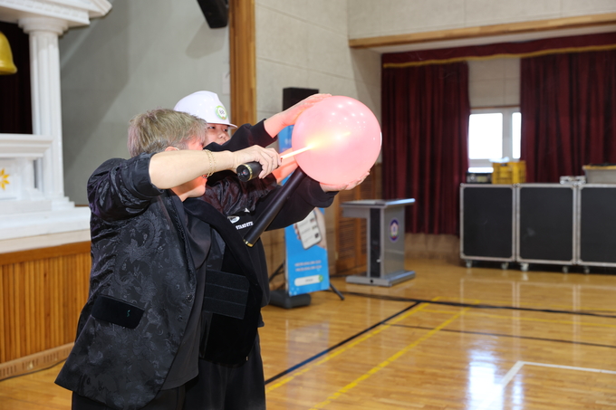▲ 2025 지진위기대응 아카데미가 28일 오후 포항 흥해초등학교 강당에서 열린 가운데 한 학생이 마술 공연에 참여하고 있다.김영환 기자 yhk@kyongbuk.com