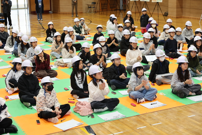 ▲ 2025 지진위기대응 아카데미가 28일 오후 포항 흥해초등학교 강당에서 열린 가운데 학생들이 마술 공연을 보며 박수치고 있다.김영환 기자 yhk@kyongbuk.com
