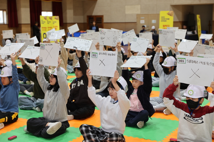 ▲ 2025 지진위기대응 아카데미가 28일 오후 포항 흥해초등학교 강당에서 열린 가운데 참가 학생들이 지진골든벨 문제에 대한 답을 적어 들어 보이고 있다.김영환 기자 yhk@kyongbuk.com