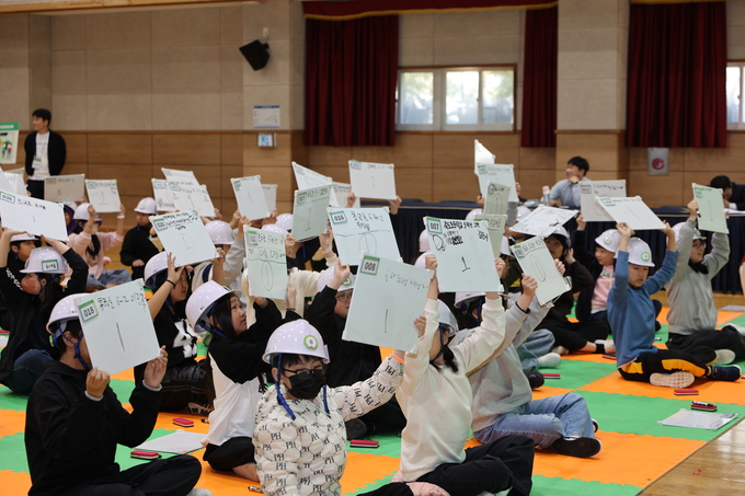 ▲ 2025 지진위기대응 아카데미가 28일 오후 포항 흥해초등학교 강당에서 열린 가운데 참가 학생들이 지진골든벨 문제에 대한 답을 적어 들어 보이고 있다.김영환 기자 yhk@kyongbuk.com