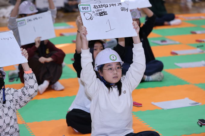 ▲ 2025 지진위기대응 아카데미가 28일 오후 포항 흥해초등학교 강당에서 열린 가운데 참가 학생들이 지진골든벨 문제에 대한 답을 적어 들어 보이고 있다.김영환 기자 yhk@kyongbuk.com