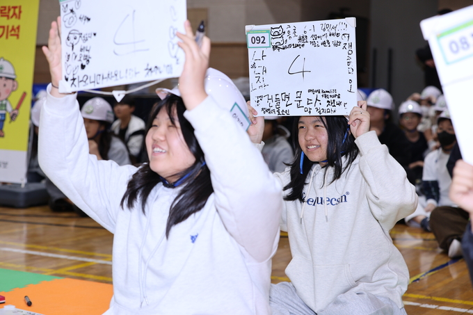 ▲ 2025 지진위기대응 아카데미가 28일 오후 포항 흥해초등학교 강당에서 열린 가운데 참가 학생들이 지진골든벨 문제에 대한 답을 적어 들어 보이고 있다.김영환 기자 yhk@kyongbuk.com