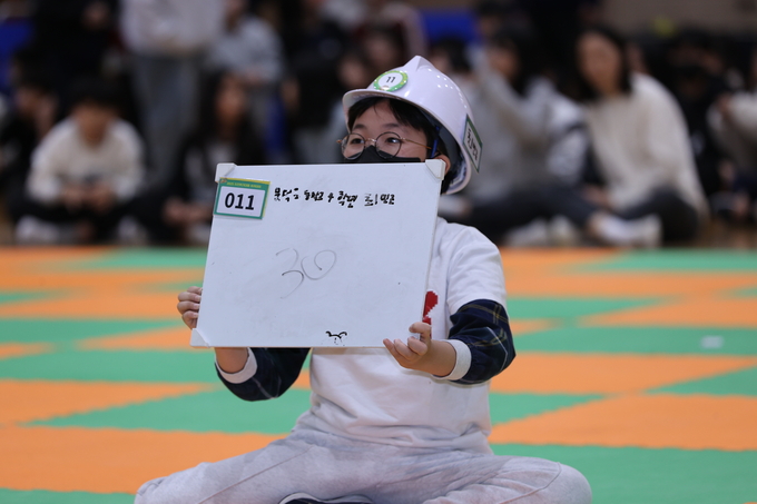 ▲ 2025 지진위기대응 아카데미가 28일 오후 포항 흥해초등학교 강당에서 열린 가운데 최종 우승한 학생이 마지막 문제 정답을 들어 보이고 있다.김영환 기자 yhk@kyongbuk.com