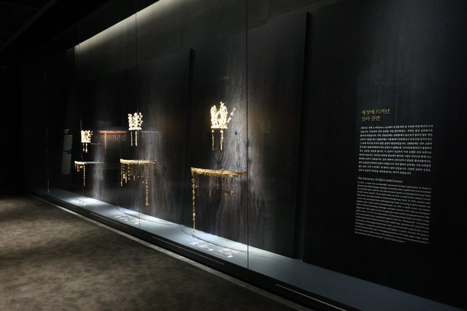 ▲ 경주 APEC 정상회의와 국립경주박물관 개관 80주년을 기념한 특별전 ‘신라 금관, 권력과 위신’이 27일 국립경주박물관에서 공개돼 전시되고 있다.김영환 기자 yhk@kyongbuk.com