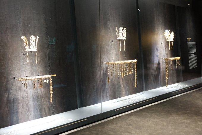 ▲ 경주 APEC 정상회의와 국립경주박물관 개관 80주년을 기념한 특별전 ‘신라 금관, 권력과 위신’이 27일 국립경주박물관에서 공개돼 전시되고 있다.김영환 기자 yhk@kyongbuk.com