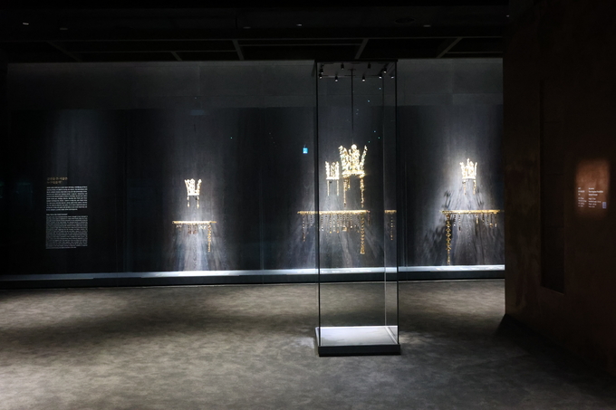 ▲ 경주 APEC 정상회의와 국립경주박물관 개관 80주년을 기념한 특별전 ‘신라 금관, 권력과 위신’이 27일 국립경주박물관에서 공개돼 전시되고 있다.김영환 기자 yhk@kyongbuk.com