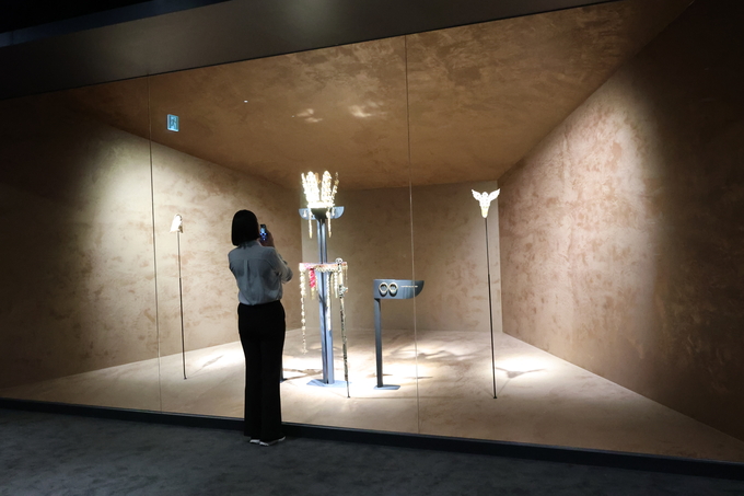 ▲ 경주 APEC 정상회의와 국립경주박물관 개관 80주년을 기념한 특별전 ‘신라 금관, 권력과 위신’이 27일 국립경주박물관에서 공개돼 전시되고 있다.김영환 기자 yhk@kyongbuk.com