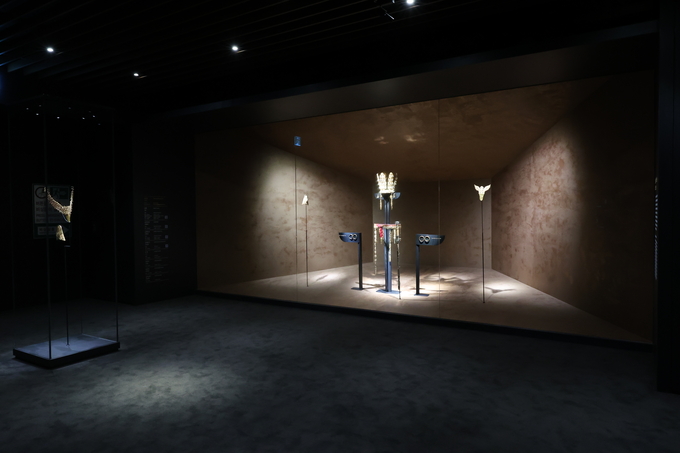 ▲ 경주 APEC 정상회의와 국립경주박물관 개관 80주년을 기념한 특별전 ‘신라 금관, 권력과 위신’이 27일 국립경주박물관에서 공개돼 전시되고 있다.김영환 기자 yhk@kyongbuk.com