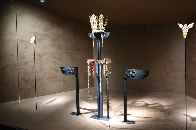 ▲ 경주 APEC 정상회의와 국립경주박물관 개관 80주년을 기념한 특별전 ‘신라 금관, 권력과 위신’이 27일 국립경주박물관에서 공개돼 전시되고 있다.김영환 기자 yhk@kyongbuk.com