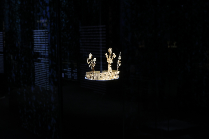 ▲ 경주 APEC 정상회의와 국립경주박물관 개관 80주년을 기념한 특별전 ‘신라 금관, 권력과 위신’이 27일 국립경주박물관에서 공개돼 전시되고 있다.김영환 기자 yhk@kyongbuk.com