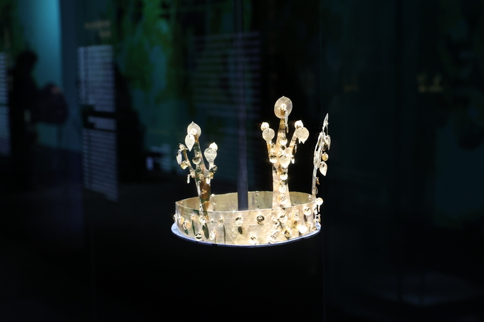 ▲ 경주 APEC 정상회의와 국립경주박물관 개관 80주년을 기념한 특별전 ‘신라 금관, 권력과 위신’이 27일 국립경주박물관에서 공개돼 전시되고 있다.김영환 기자 yhk@kyongbuk.com