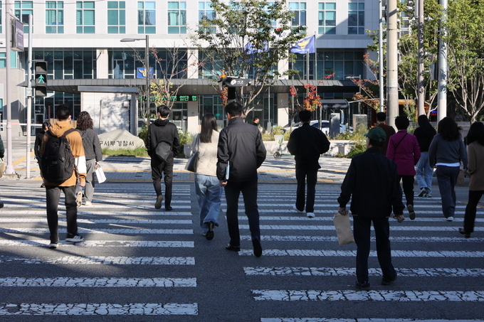 ▲ 계절은 가을이지만 체감기온이 초겨울 추위를 느끼게 한 28일 오전 대구 서구 평리동 서부경찰서 앞 횡단보도를 지나는 시민들이 두터운 옷을 입고 이동하고 있다. 김영환 기자 yhk@kyongbuk.com
