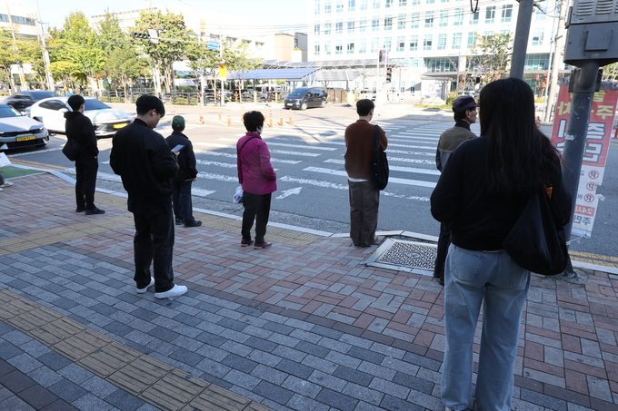 ▲ 계절은 가을이지만 체감기온이 초겨울 추위를 느끼게 한 28일 오전 대구 서구 평리동 서부경찰서 앞 횡단보도에서 시민들이 두터운 옷을 입고 있다. 김영환 기자 yhk@kyongbuk.com