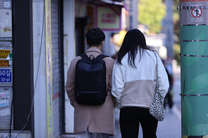 ▲ 계절은 가을이지만 체감기온이 초겨울 추위를 느끼게 한 28일 오전 대구 서구 평리동 서부경찰서 인근을 지나가는 시민들이 두터운 옷을 입고 있다. 김영환 기자 yhk@kyongbuk.com