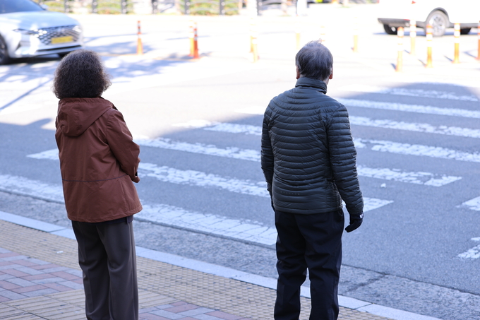 ▲ 계절은 가을이지만 체감기온이 초겨울 추위를 느끼게 한 28일 오전 대구 서구 평리동 서부경찰서 앞 횡단보도에 선 시민들이 두터운 옷을 입고 있다. 김영환 기자 yhk@kyongbuk.com