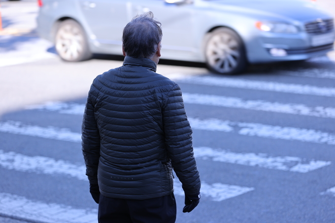 ▲ 계절은 가을이지만 체감기온이 초겨울 추위를 느끼게 한 28일 오전 대구 서구 평리동 서부경찰서 앞 횡단보도에 선 한 시민이 두터운 옷을 입고 있다. 김영환 기자 yhk@kyongbuk.com