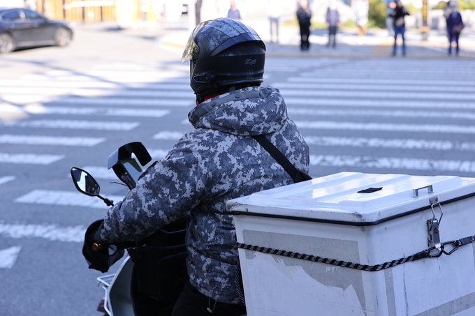 ▲ 계절은 가을이지만 체감기온이 초겨울 추위를 느끼게 한 28일 오전 대구 서구 평리동 서부경찰서 앞 횡단보도에서 한 시민이 두터운 옷을 입고 있다. 김영환 기자 yhk@kyongbuk.com