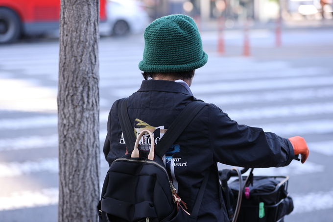 ▲ 계절은 가을이지만 체감기온이 초겨울 추위를 느끼게 한 28일 오전 대구 서구 평리동 서부경찰서 앞 횡단보도에서 한 시민이 두터운 옷을 입고 있다. 김영환 기자 yhk@kyongbuk.com