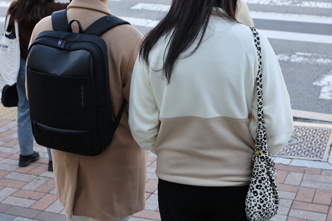 ▲ 계절은 가을이지만 체감기온이 초겨울 추위를 느끼게 한 28일 오전 대구 서구 평리동 서부경찰서 앞 횡단보도에 서 있는 시민들이 두터운 옷을 입고 있다. 김영환 기자 yhk@kyongbuk.com