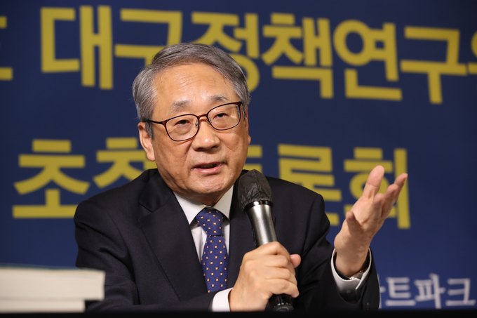 ▲ 박양호 대구정책연구원장이 29일 남구 대구아트센터에서 열린 아시아포럼21 초청토론회에서 기자들의 질문에 답하고 있다. 아시아포럼21 제공