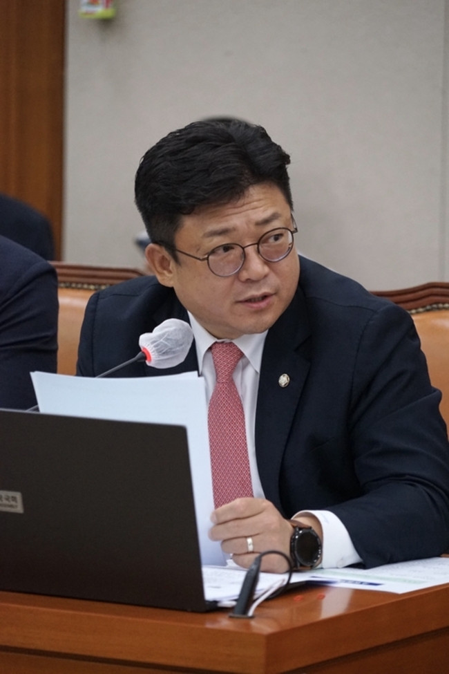 ▲ 강명구 국회의원이 국감장에서 질의를 하고있다.