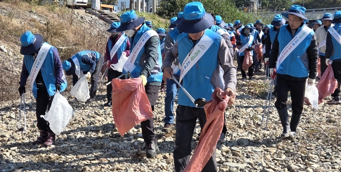 ▲ 영천시니어클럽 노인일자리 참여자 어르신들이 29일 임고강변공원 일대에서 프로깅을 하며 쓰레기를 줍고 있다. 권오석 기자