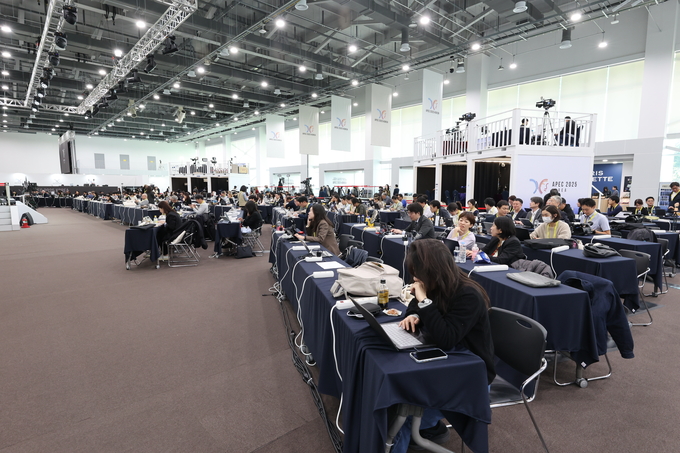 ▲ 29일 오전 경주APEC 국제미디어센터에 국내외 취재진들이 속속 자리한 가운데 각국에서 온 기자들이 취재하고 있다. 김영환 기자 yhk@kyongbuk.com