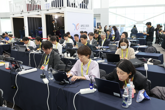 ▲ 29일 오전 경주APEC 국제미디어센터에 국내외 취재진들이 속속 자리한 가운데 각국에서 온 기자들이 취재하고 있다. 김영환 기자 yhk@kyongbuk.com