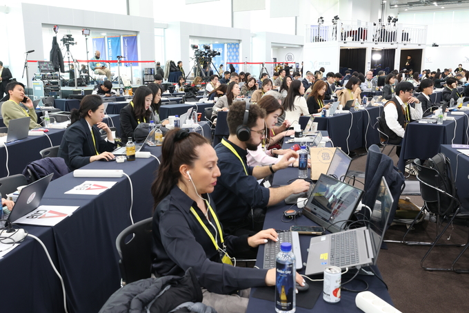 ▲ 29일 오전 경주APEC 국제미디어센터에 국내외 취재진들이 속속 자리한 가운데 각국에서 온 기자들이 취재하고 있다. 김영환 기자 yhk@kyongbuk.com