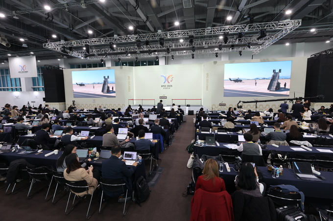 ▲ 29일 오전 경주APEC 국제미디어센터에 국내외 취재진들이 속속 자리한 가운데 각국에서 온 기자들이 취재하고 있다. 김영환 기자 yhk@kyongbuk.com