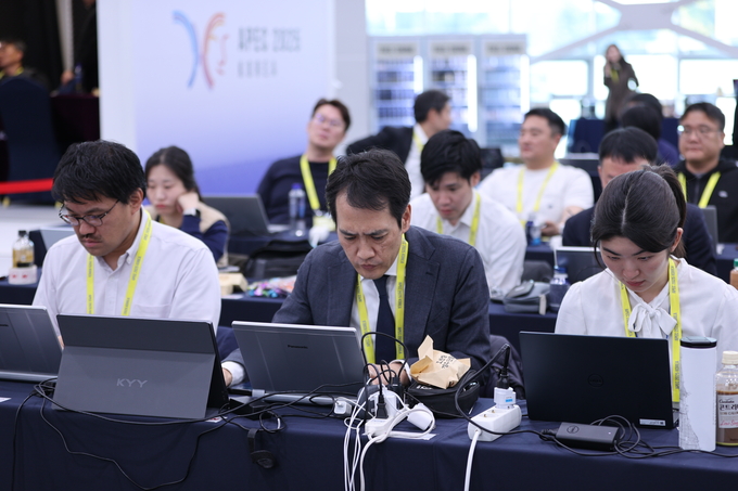 ▲ 29일 오전 경주APEC 국제미디어센터에 국내외 취재진들이 속속 자리한 가운데 각국에서 온 기자들이 취재하고 있다. 김영환 기자 yhk@kyongbuk.com