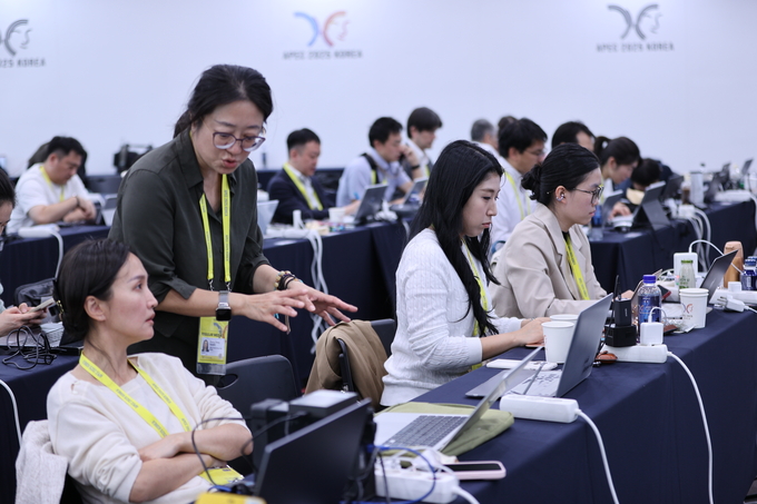 ▲ 29일 오전 경주APEC 국제미디어센터에 국내외 취재진들이 속속 자리한 가운데 각국에서 온 기자들이 취재하고 있다. 김영환 기자 yhk@kyongbuk.com