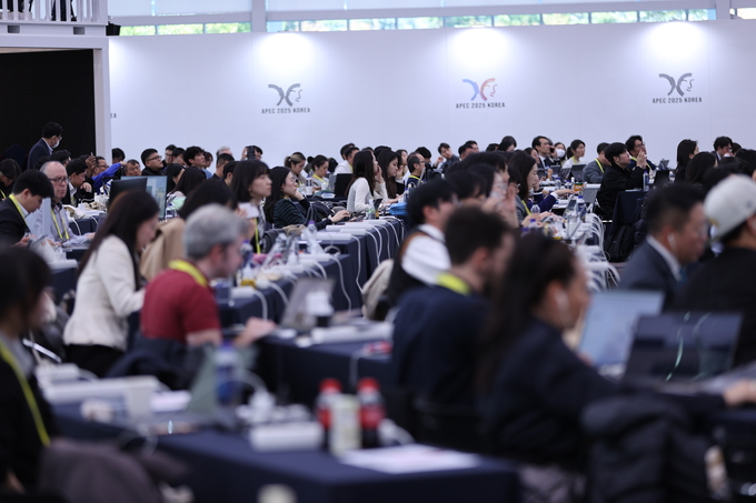 ▲ 29일 오전 경주APEC 국제미디어센터에 국내외 취재진들이 속속 자리한 가운데 각국에서 온 기자들이 취재하고 있다. 김영환 기자 yhk@kyongbuk.com