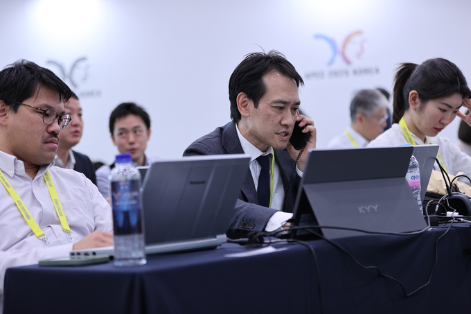 ▲ 29일 오전 경주APEC 국제미디어센터에 국내외 취재진들이 속속 자리한 가운데 각국에서 온 기자들이 취재하고 있다. 김영환 기자 yhk@kyongbuk.com