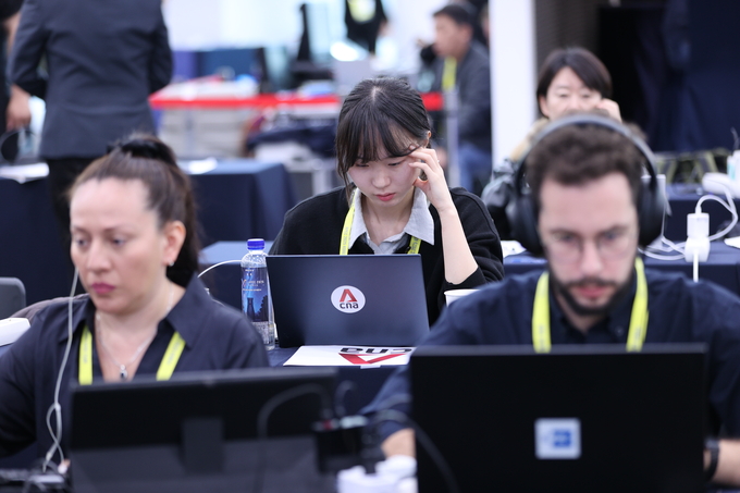 ▲ 29일 오전 경주APEC 국제미디어센터에 국내외 취재진들이 속속 자리한 가운데 각국에서 온 기자들이 취재하고 있다. 김영환 기자 yhk@kyongbuk.com