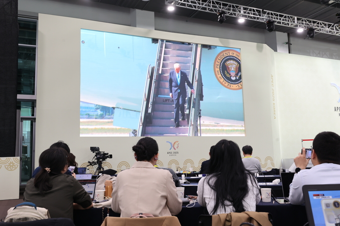 ▲ 29일 오전 경주APEC 국제미디어센터에 국내외 취재진들이 속속 자리한 가운데 각국에서 온 기자들이 트럼프 미국 대통령의 한국 도착 생중계 화면을 보고 있다. 김영환 기자 yhk@kyongbuk.com