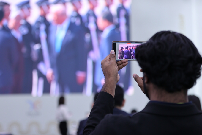 ▲ 29일 오전 경주APEC 국제미디어센터에 국내외 취재진들이 속속 자리한 가운데 한 외신기자가 트럼프 미국 대통령의 한국 도착 생중계 화면을 보고 있다. 김영환 기자 yhk@kyongbuk.com