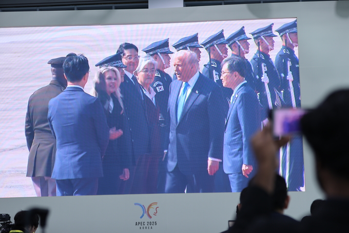 ▲ 29일 오전 경주APEC 국제미디어센터에 국내외 취재진들이 속속 자리한 가운데 한 외신기자가 트럼프 미국 대통령의 한국 도착 생중계 화면을 보고 있다. 김영환 기자 yhk@kyongbuk.com
